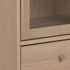 Aston vitrineskab i hvidolieret egetræs finer