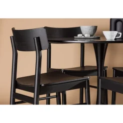 Glade bord og Montros stole spisebordssæt