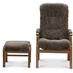 Oxford otium lænestol med skammel - Fåreskind Sahara med Mahogni stel