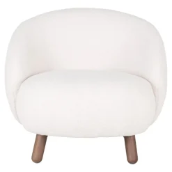 Savona Lænestol - Lænestol i hvid kunstig lammeskind med valnødfarvede ben